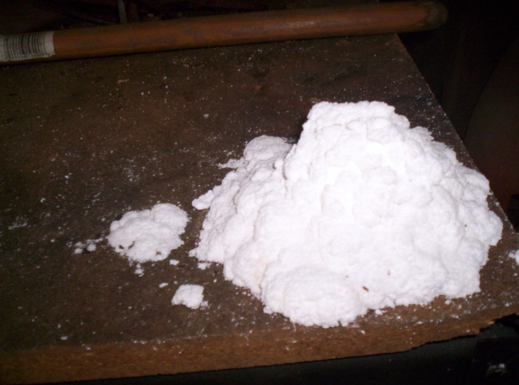 A pile of white borax powder.